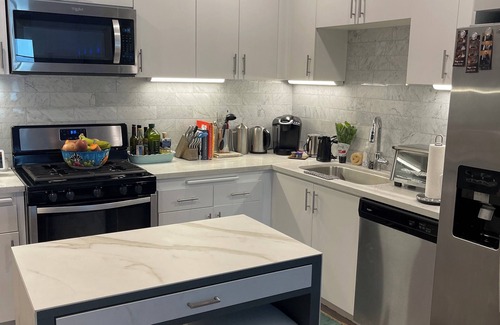 Lower State House | Greatest Downtown Panoramic View - Steps to State Street, Funk Zone, and Beach