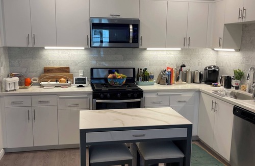 Lower State House | Greatest Downtown Panoramic View - Steps to State Street, Funk Zone, and Beach