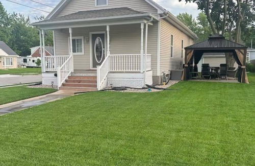 Green Bay House | Green Bay Home near Lambeau, 4BR w/loft, Sleeps 10+