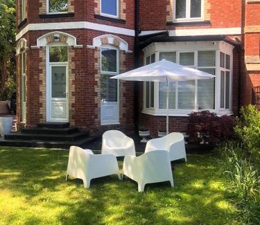 Torquay City Centre Apartment | Green Corner Villa - Walls Hill - Cosy Luxury Apartment in Central Torquay with Free Parking & EV