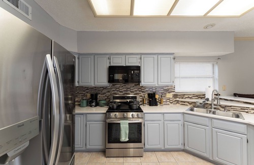 Mesquite House | Green Cottage- Spacious 4-bedroom house in Mesquite with beautiful backyard