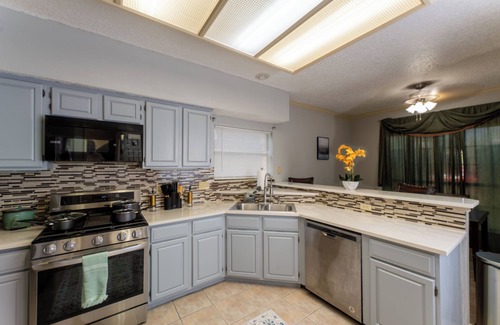 Mesquite House | Green Cottage- Spacious 4-bedroom house in Mesquite with beautiful backyard