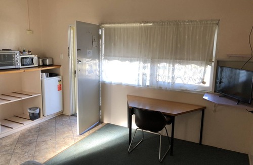 Lavington Hotel | Green Door Motel