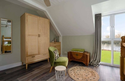 South Cerney House | Green Haven | Cotswold Lakehouse + Games + Views