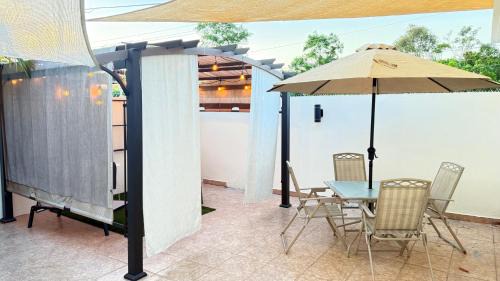 Hoyo Mulas Apartment | Green House - Modern Studio near Island Verde & Airport