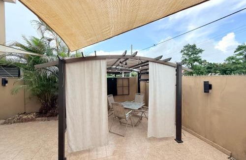 Hoyo Mulas Apartment | Green House - Modern Studio near Island Verde & Airport