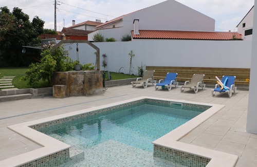 Nadadouro House | Green house with pool