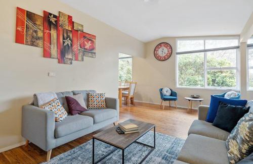Wentworth Falls House | Green Leaf Retreat - PETS ALLOWED - FREE PARKING - FAMILY FRIENDLY - CLOSE TO KATOOMBA AND ALL MOUNTAIN ATTRACTIONS!