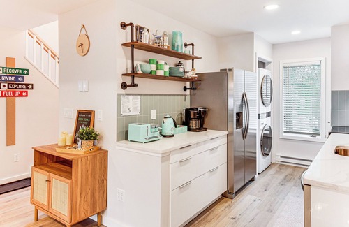 White Haven House | Green Peaks Hideaway! Beautiful Townhouse in Lake Harmony with Pond View