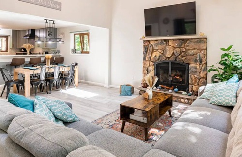 Mount Pocahontas House | Green Pearl Luxury Vacation - Hot Tub, Game Room, Fire Pit, AC, Shared Pool