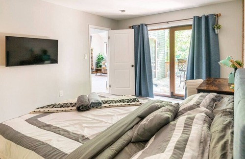 Mount Pocahontas House | Green Pearl Luxury Vacation - Hot Tub, Game Room, Fire Pit, AC, Shared Pool