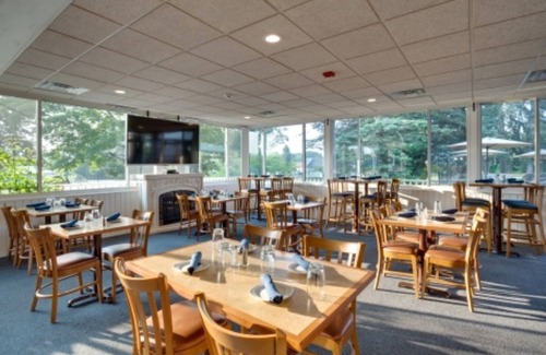 Central Lake Hotel | Green Room #6