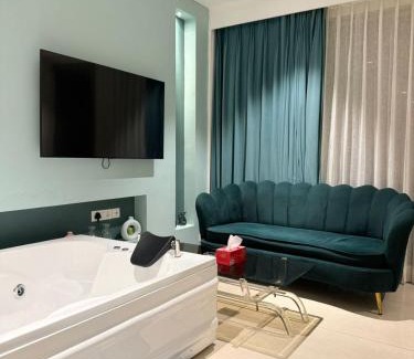 Gurugram Apartment | Green Studio - Private Jacuzzi - Private Balcony
