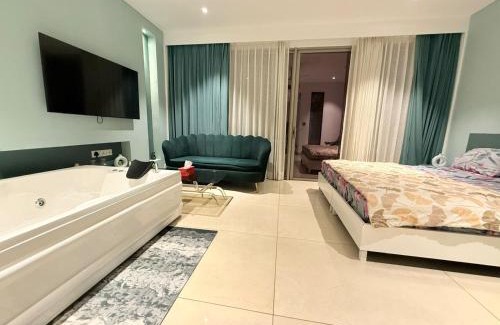Gurugram Apartment | Green Studio - Private Jacuzzi - Private Balcony