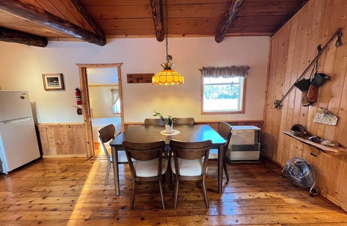 Homer Cabin | Green Timbers Lodging/Redwood Cabin