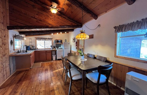 Homer Cabin | Green Timbers Lodging/Redwood Cabin