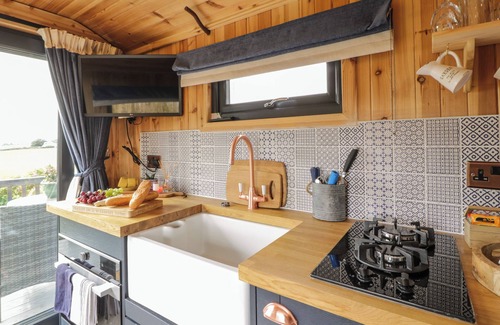 Kirkmichael Cottage | GREENACRES CARRIAGE, romantic, with pool in Maybole