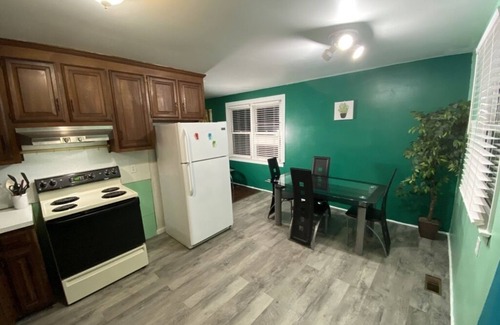 Norfolk - Virginia Beach House | GreenCharm - King Suite, 3BR, 4TVs- 30Day discount