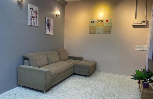 Taman Islands Glades House | Greenlane 4-bedroom landed home (12 pax)