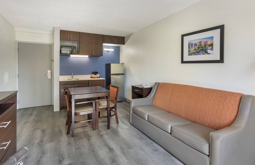 Greenville - Spartanburg Hotel | Greenville Pelham Inn by IHG
