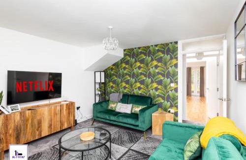 Wakefield House | Greenwood by Alt-Stay - 4 Bed Contractor and Relocation Accommodation Wakefield with Master Ensuite, TVs in Bedrooms, Parking, Garden, Open Plan Kitchen Diner and Wi Fi - Long Stay ready with Weekly and Monthly Rates