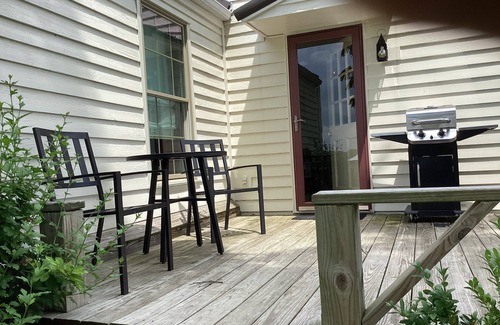 Versailles Cabin | Greenwood Farm log cabin close to the Bourbon Trail and Keeneland