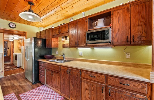 Greer Cabin | Greer Glen Lodge - 13 beds, Walk to Lil' Colorado River & Dining