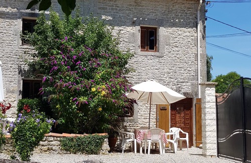 Saint-Pierre-de-Juillers Cottage | 'Grenier' La Grange du Moulin -Just families - Fun for kids - Heated pool - wifi