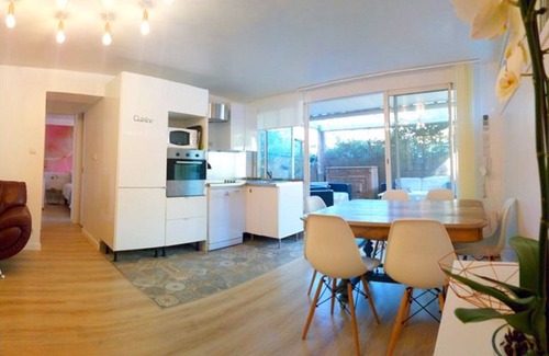 Greoux-les-Bains Apartment | GREOUX-les-BAINS, T3 (2 bedrooms) garden, free WIFI village center