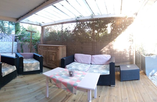 Greoux-les-Bains Apartment | GREOUX-les-BAINS, T3 (2 bedrooms) garden, free WIFI village center