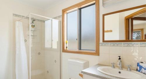 Middleton House | Grevillea 63 Burgar Rd Middleton - Linen Included