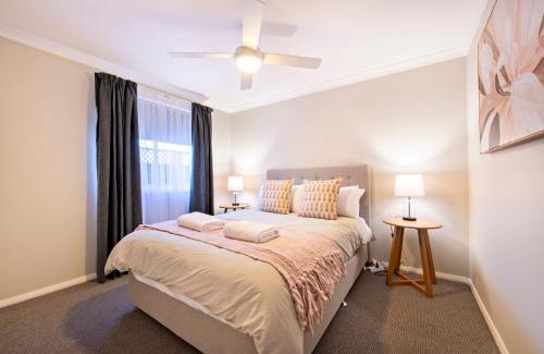 Dubbo Apartment | Grevillea Court - Close to Zoo, Firepit & BBQ
