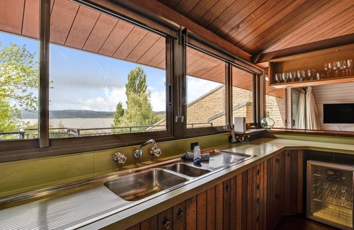 Jindabyne Apartment | Grey Kangaroo - 2BR l Lake Front l Pet Friendly l Air-Con l BBQ l WiFi