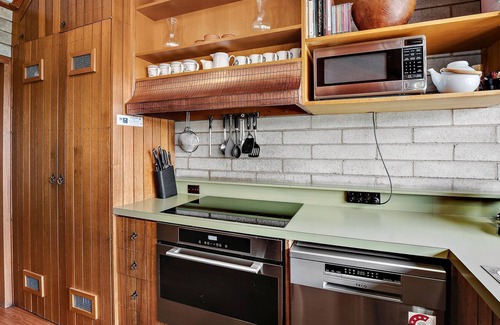 Jindabyne Apartment | Grey Kangaroo - 2BR l Lake Front l Pet Friendly l Air-Con l BBQ l WiFi