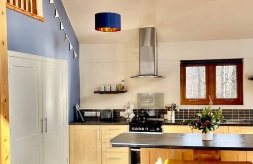 Fort William Cabin | Grianain - Riverside Lodge with Mountain Views