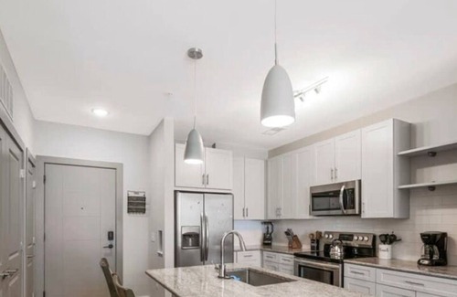 Charlotte Condo | GRN-325-Dilworth Charlotte-2BR Pool, Gym, KingBed