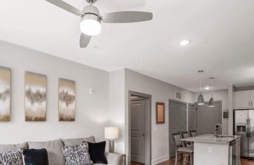 Charlotte Condo | GRN-325-Dilworth Charlotte-2BR Pool, Gym, KingBed