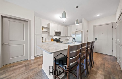 Charlotte Condo | GRN-641-Dilworth Charlotte-2BR Pool, Gym, KingBed