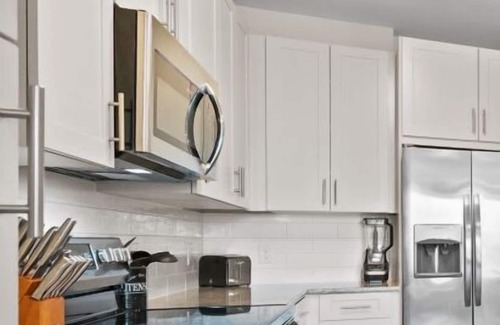 Charlotte Condo | GRN-641-Dilworth Charlotte-2BR Pool, Gym, KingBed