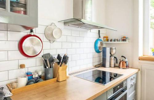 Rotherbaum Apartment | Großzügige 185m2-Altbauwohnung in Bestlage 7Zimmer-2Bäder-2Küchen-2WCs