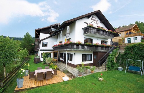 Bodenmais Apartment | Großzügige Ferienwohnung mit Holzofen und eigenem Balkon
