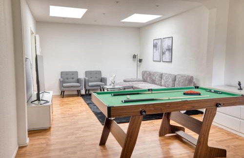 Neumuenster Apartment | Großzügiges City Loft mit Billardtisch