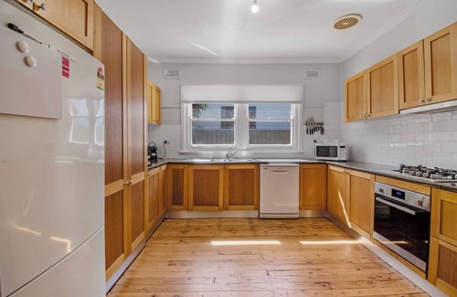 Mount Austin House | Groovy Getaway - Retro Style, Near CBD
