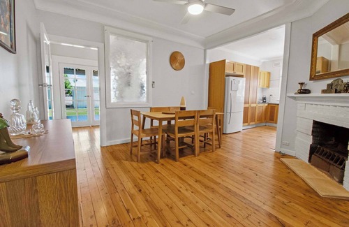 Mount Austin House | Groovy Getaway - Retro Style, Near CBD