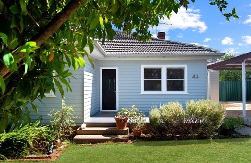 Mount Austin House | Groovy Getaway - Retro Style, Near CBD