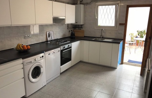 Castelldefels Apartment | Grosse Wohnung in Strandnähe mit Sonniger Terrasse