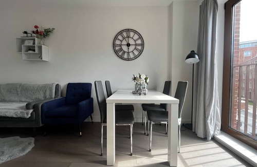 St Albans Apartment | Grosvenor Rd - 2-Bedrooms - Sleeps 5 - Parking