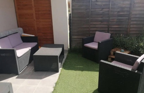 La Fare-les-Oliviers Apartment | Ground floor apartment with private parking