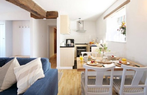 Saint Gennys Apartment | Ground Floor Beamed Cottage in quiet courtyard,rural hamlet near Coast.Free WiFi