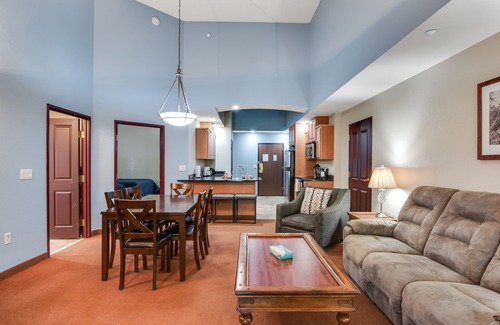 Wisconsin Dells Condo | Ground-floor condo with patio, fireplace, jetted tub, & central AC